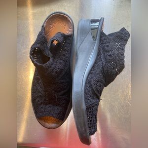 Bzees Black Crochet, 9M
